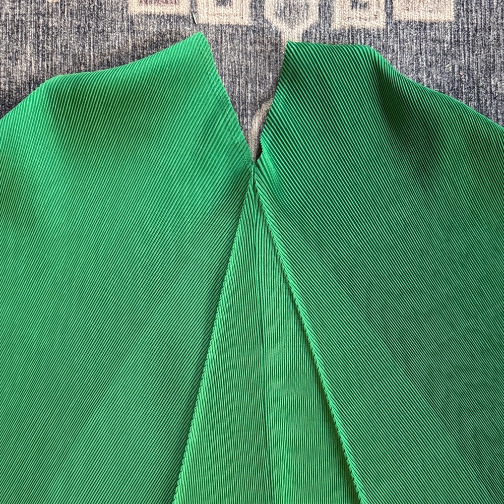 Green V-Neck Dolman Midi Dress - Picture 4 of 9